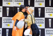 リップクリーム新商品「V BLOCK LIP MASK」の発表会でフェイスシールド越しにキスをするダチョウ倶楽部。