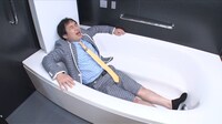 家族のために大阪で物件を探す霜降り明星せいや。(c)テレビ朝日