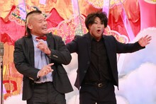 （左から）天山広吉、本間朋晃。(c)フジテレビ