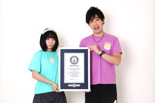 ギネス世界記録を達成した、にゃんこスター・アンゴラ村長と生山ヒジキ氏。(c)川田秀樹