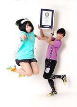 ギネス世界記録を達成した、にゃんこスター・アンゴラ村長と生山ヒジキ氏。(c)川田秀樹