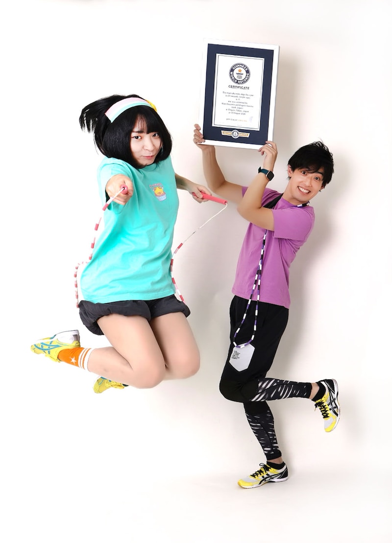 ギネス世界記録を達成した、にゃんこスター・アンゴラ村長と生山ヒジキ氏。(c)川田秀樹