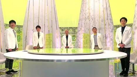 スタジオの（左から）麒麟・川島、千原ジュニア、バイきんぐ小峠、ハライチ澤部、かまいたち濱家。(c)フジテレビ