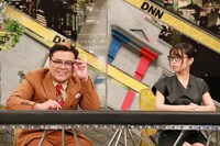 （左から）とろサーモン久保田、大原優乃。(c)フジテレビ