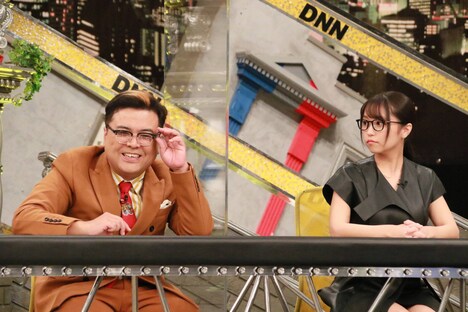 （左から）とろサーモン久保田、大原優乃。(c)フジテレビ