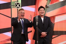 漫才を披露するサンドウィッチマン。