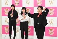 ネタ順の抽選中、マジシャンのマネをした弾みで、順番の書かれた紙を破ってしまったゆりやんレトリィバァ（右）。オダウエダ植田（中央）からは「ものごっつ破いてるやん」とツッコミが入った。