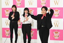 ネタ順の抽選中、マジシャンのマネをした弾みで、順番の書かれた紙を破ってしまったゆりやんレトリィバァ（右）。オダウエダ植田（中央）からは「ものごっつ破いてるやん」とツッコミが入った。