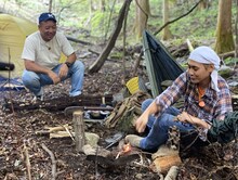 「極上空間 ～小さなクルマ、大きな未来。～」で埼玉の秘境キャンプ場を訪れる（左から）バイきんぐ西村、ヒロシ。(c)BS朝日