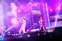 50PA生配信ライブに臨んだぺこぱシュウペイ（左）と、50PAことぺこぱ松陰寺（右）。