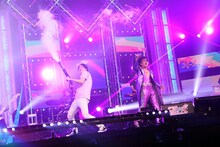 50PA生配信ライブに臨んだぺこぱシュウペイ（左）と、50PAことぺこぱ松陰寺（右）。