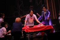 テーブルクロス引きに挑むシュウペイ（中央）。