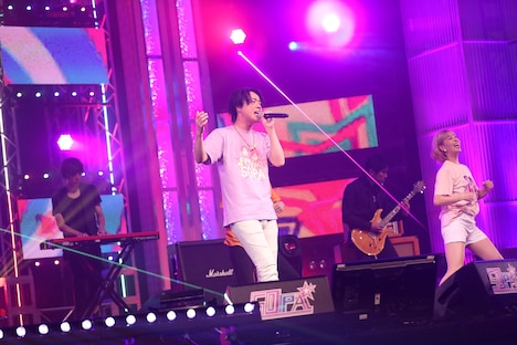 シュウペイ（中央）