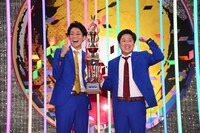 「第50回NHK上方漫才コンテスト」で優勝したネイビーズアフロ。左から皆川、はじり。(c)NHK