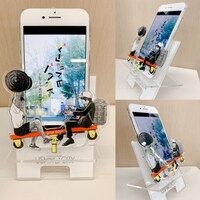 「できたてのバランス」新グッズのアクリルスマホスタンド使用例。