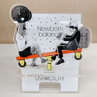 「できたてのバランス」新グッズのアクリルスマホスタンド。