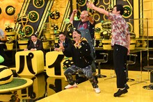 安田大サーカス・クロちゃんと入れ替わる四千頭身・石橋（右端）。(c)テレビ朝日