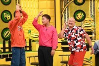 四千頭身・石橋と入れ替わる安田大サーカス・クロちゃん（右）。(c)テレビ朝日