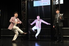 3Dモデル化した自分と同じ動きをする和牛・水田（左）。