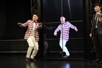 3Dモデル化した自分と同じ動きをする和牛・水田（左）。