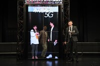 透過ディスプレイで遊ぶ和牛・水田。