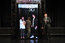 透過ディスプレイで遊ぶ和牛・水田。