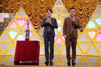 取材に応じる令和ロマン。(c)NHK