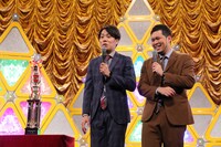 取材に応じる令和ロマン。トロフィーが台に乗せられている様子を「なんでも鑑定団のよう」と例えていた。(c)NHK