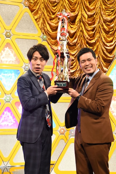 「令和2年度 NHK新人お笑い大賞」で優勝した令和ロマン。