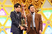 カメラマンから「くるまさんはトロフィーを大事そうに持って、ケムリさんはふてぶてしく」と難しい注文を受ける令和ロマン。