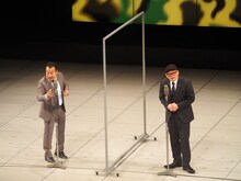 アクリル板を設置したままネタを披露する矢野・兵動。