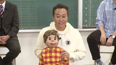 腹話術に挑戦するさまぁ～ず三村。