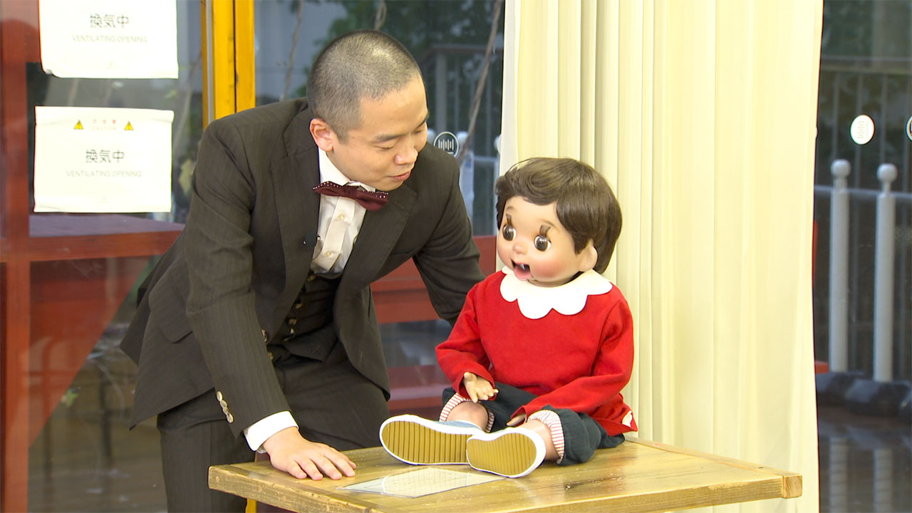 腹話術の見本を見せるゾフィー上田。
