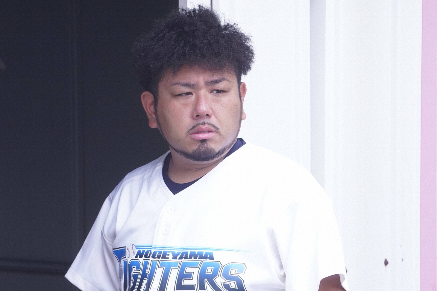 「監察医 朝顔」第2話にゲスト出演する、鬼越トマホーク金ちゃん。(c)フジテレビ