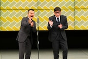 アクリル板を外し、センターマイク1本で漫才を披露する矢野・兵動。