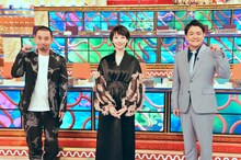 「クイズ！THE違和感」2時間スペシャルに出演する千鳥と波瑠（中央）。(c)TBS