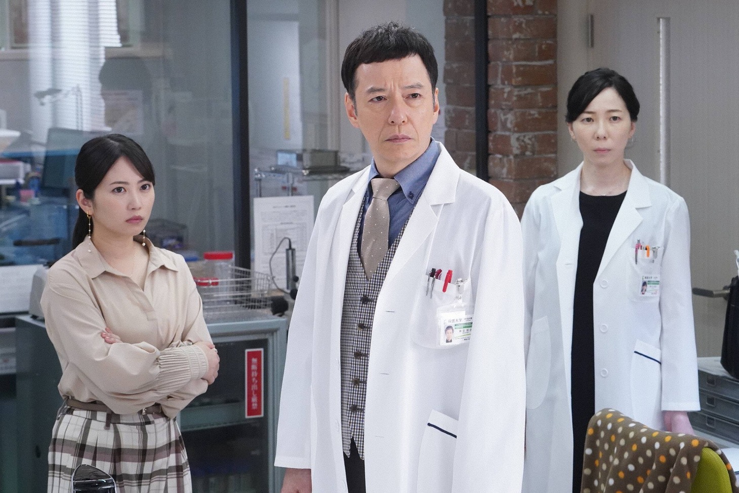 （左から）志田未来、板尾創路、平岩紙。(c)フジテレビ