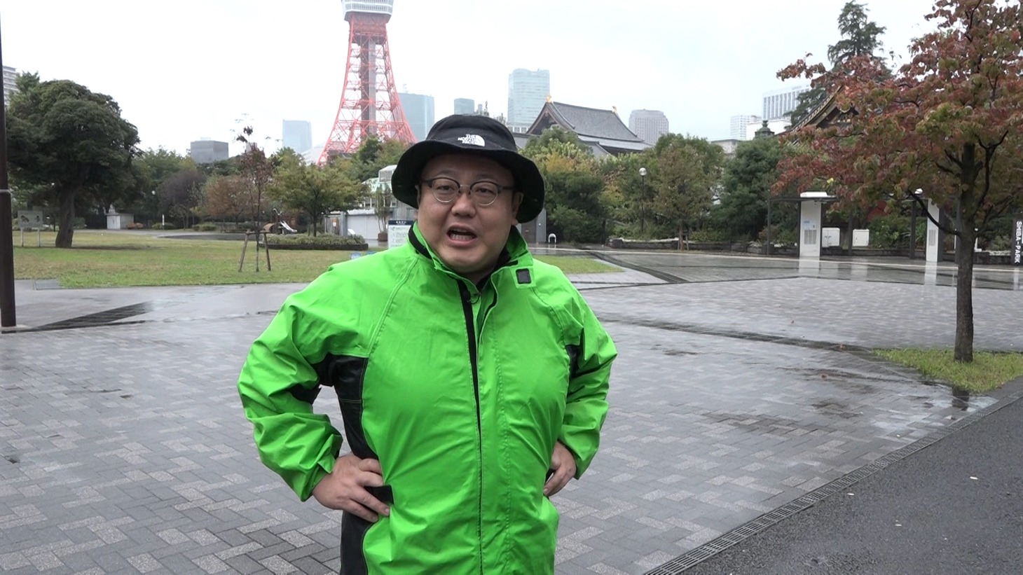 「それって!?実際どうなの課」に出演し、24時間歩き続けるタイムマシーン3号・関。(c)中京テレビ
