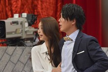 左から加治ひとみ、ぺこぱシュウペイ。(c)読売テレビ