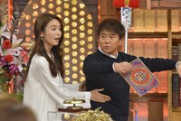左から加治ひとみ、ダウンタウン浜田。(c)読売テレビ