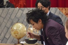 激辛カレーを食べるぺこぱ松陰寺。(c)読売テレビ