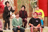 EXIT（前列）と、（後列左から）ぺこぱ、フワちゃん。(c)フジテレビ