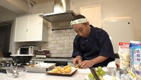 残り物で揚げ物メニューを作るきじまりゅうた。(c)NHK
