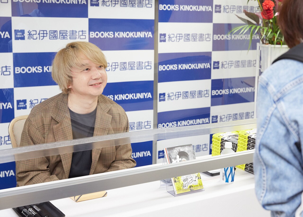 ファンとの会話を楽しむ三四郎・相田。（撮影：熊坂勉［fort］）