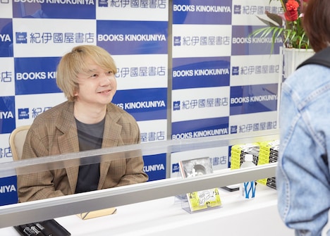 三四郎・相田「サマ」刊行記念サイン会の様子。（撮影：熊坂勉［fort］）