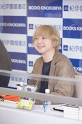 三四郎・相田「サマ」刊行記念サイン会の様子。（撮影：熊坂勉［fort］）