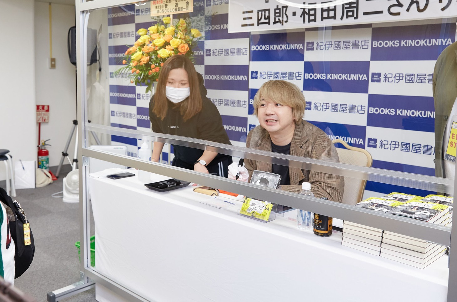 子供に話しかける三四郎・相田。（撮影：熊坂勉［fort］）