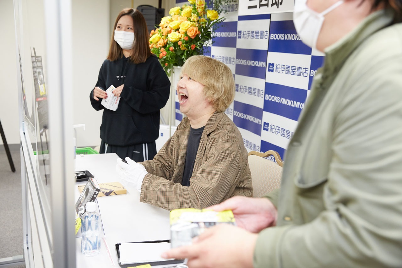 三四郎・相田「サマ」刊行記念サイン会の様子。（撮影：熊坂勉［fort］）