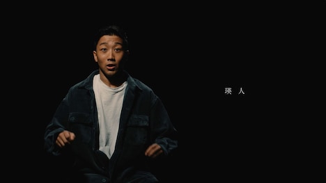 瑛人「ライナウ」MVのワンシーン。