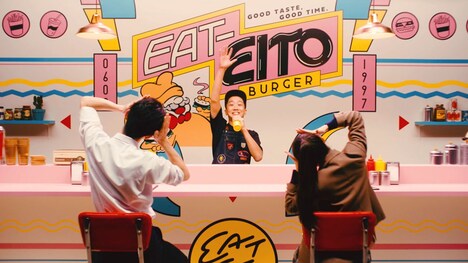 瑛人「ライナウ」MVのワンシーン。